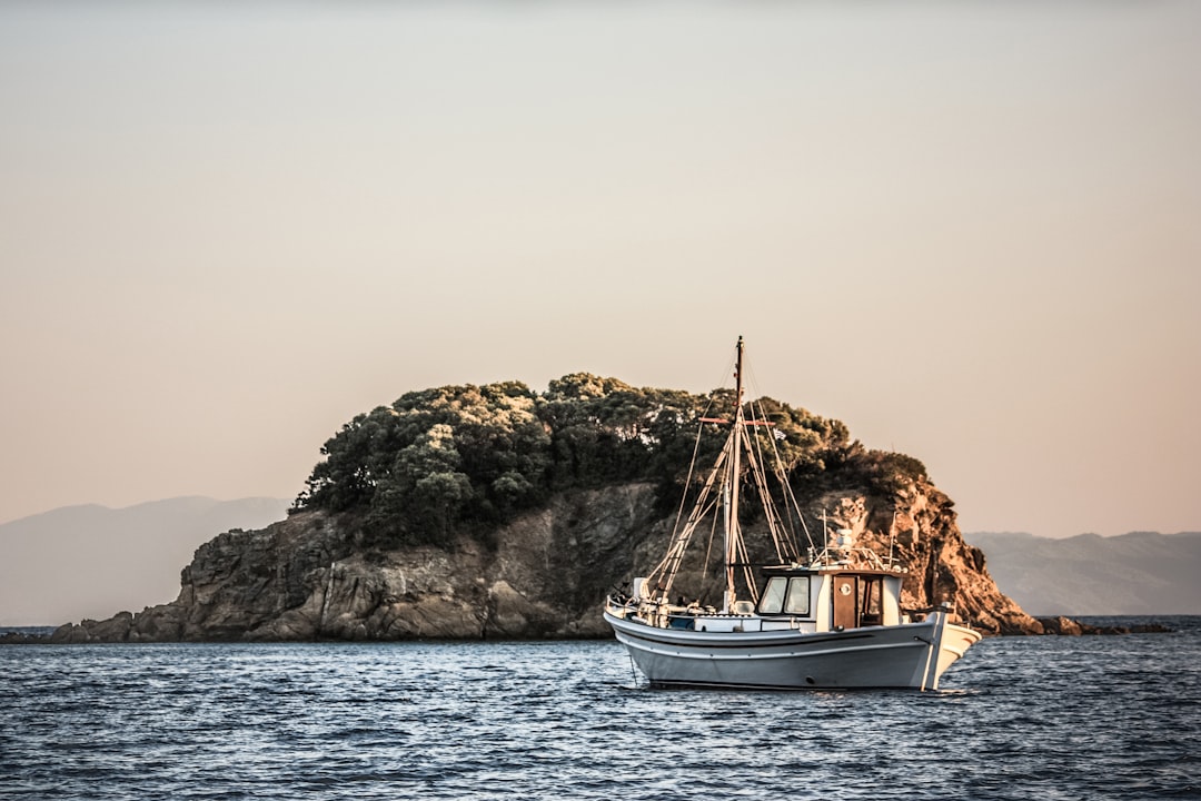 Yate navegando cerca de Formentera, Islas Baleares